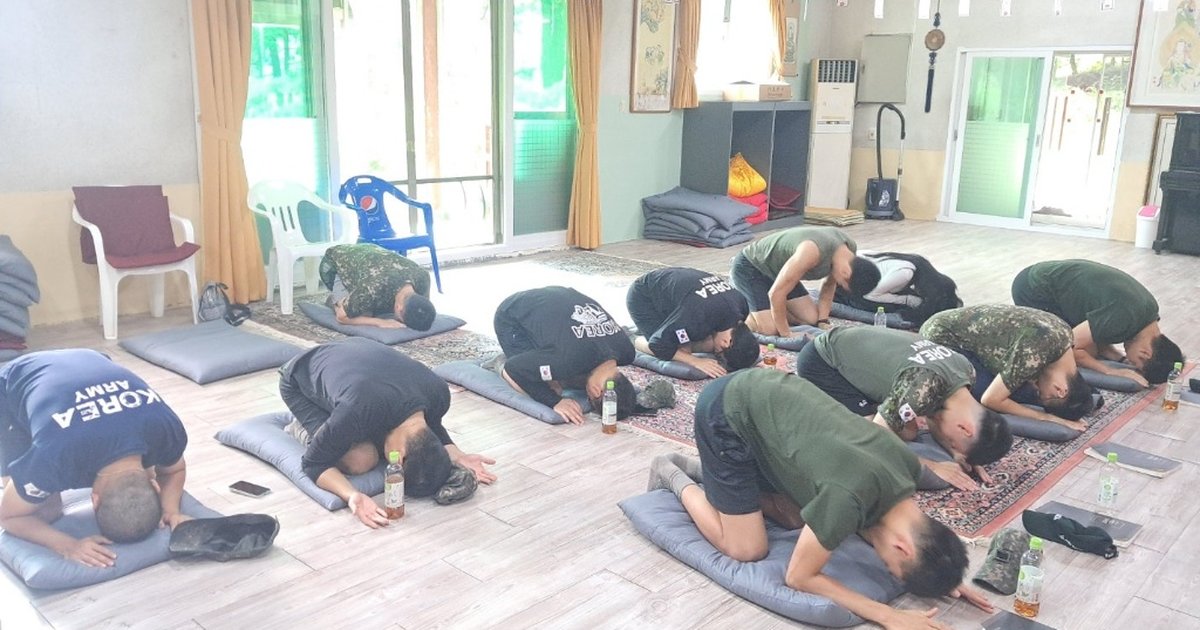 8월 일요법회에서 법문을 듣고 예배하는 승법사 장병들